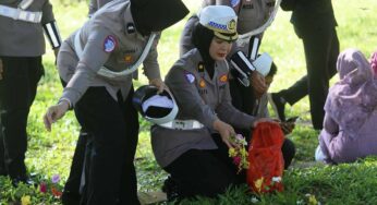 Aksi Simpatik 20 Tahun Tsunami Aceh, Ditlantas Bagikan Bunga