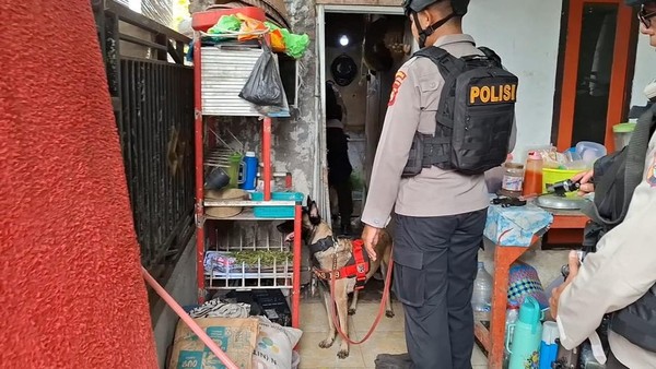 Polda NTB Gerebek Kampung Narkoba, Anjing Pelacak Dikerahkan